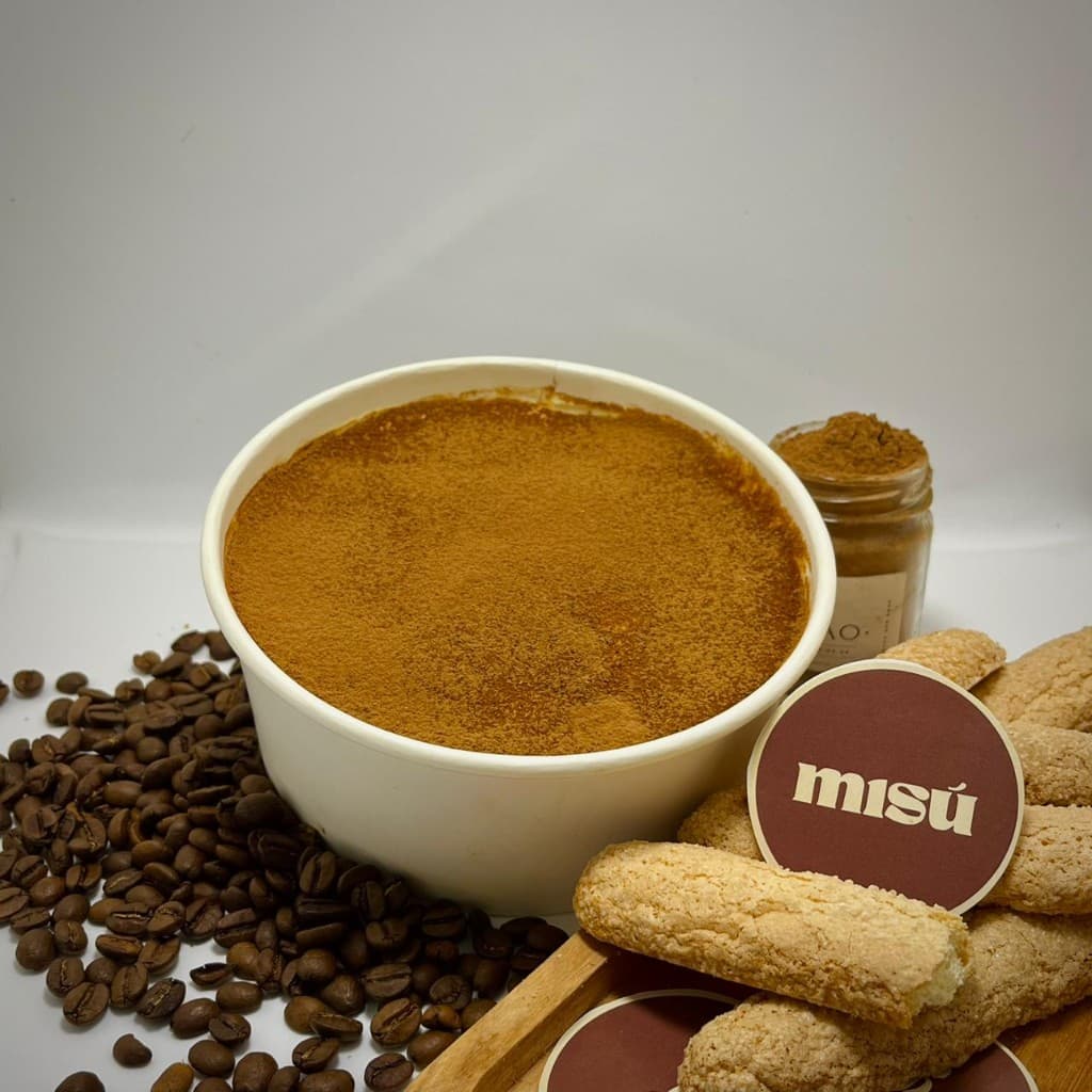 Misú Original: tiramisú en pote blanco con granos de café, cacao y vainillas.